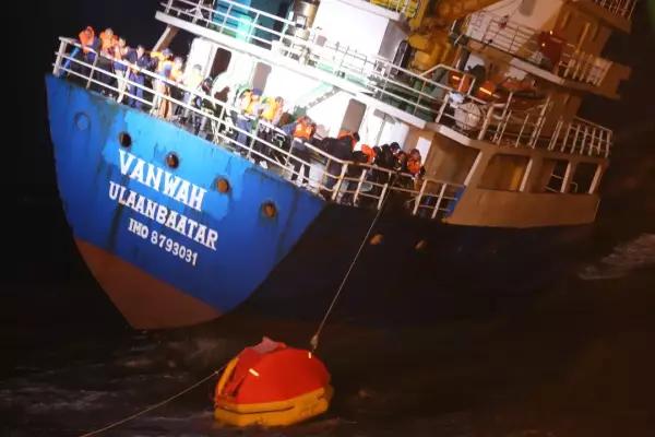 观察者网■东海救助局成功救助蒙古籍集装箱船15名遇险船员