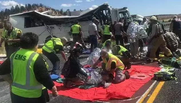 [新民晚报]美国一旅游巴士侧翻至少4人死亡，乘客“讲中文”，从上海出发