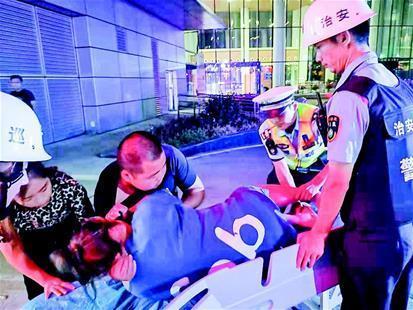 #光明网#交警疾驰护航 孕妇化险为夷