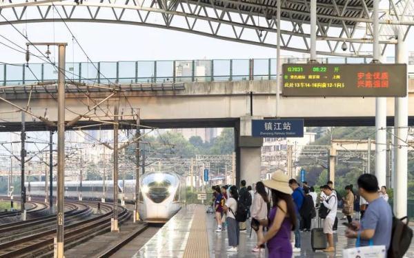 【光明网】为什么火车很少提前到站？非要乘客等