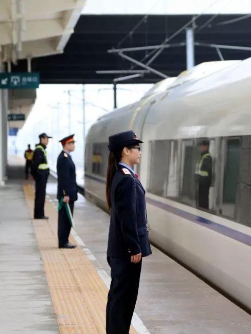 【光明网】为什么火车很少提前到站？非要乘客等