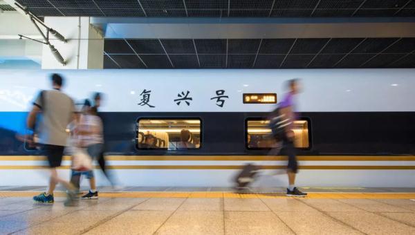 【光明网】为什么火车很少提前到站？非要乘客等