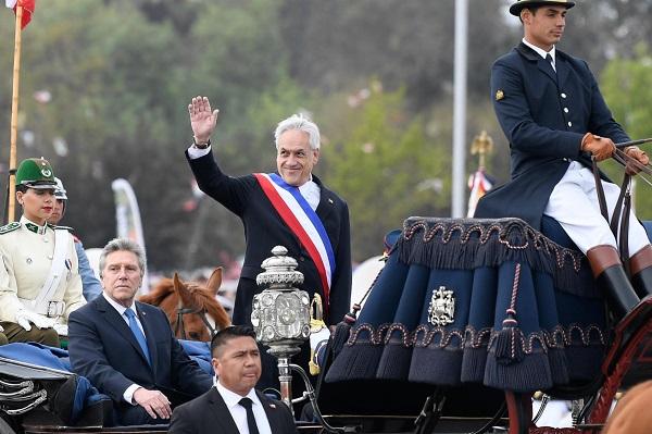 [北京日报客户端]智利举行盛大阅兵式 警犬成抢镜王 小奶狗超萌
