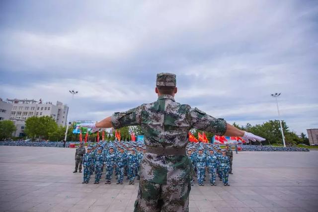 中国军网■那些年，我们一起经历的军训……