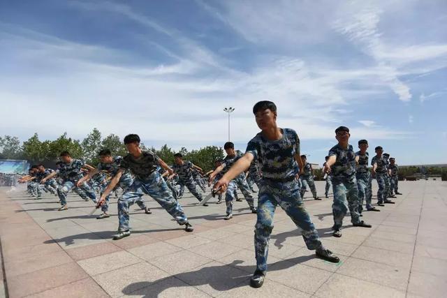 中国军网■那些年，我们一起经历的军训……