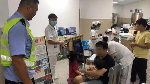 【光明网】幼童突发疾病送医途中遭遇堵车 交警上演“生死时速”救助