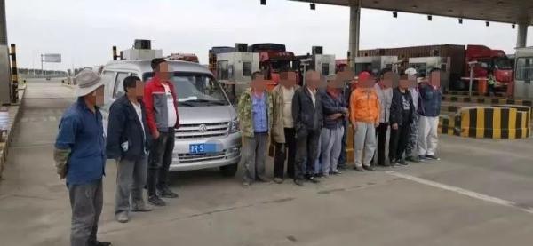 「光明网」5人座货车挤下14人开上高速！被查后交警请他们吃了顿饭，为什么？
