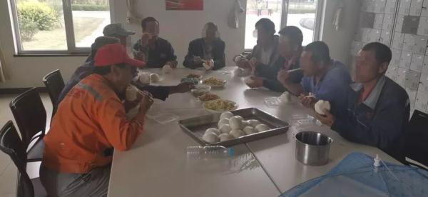 「光明网」5人座货车挤下14人开上高速！被查后交警请他们吃了顿饭，为什么？