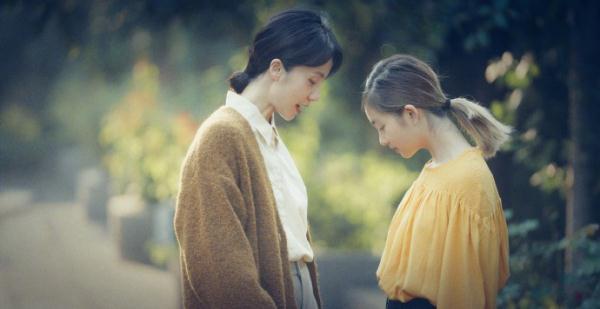 光明网@入秋后，穿上针织衫的孙莉真年轻，女儿多多还是那么有气质
