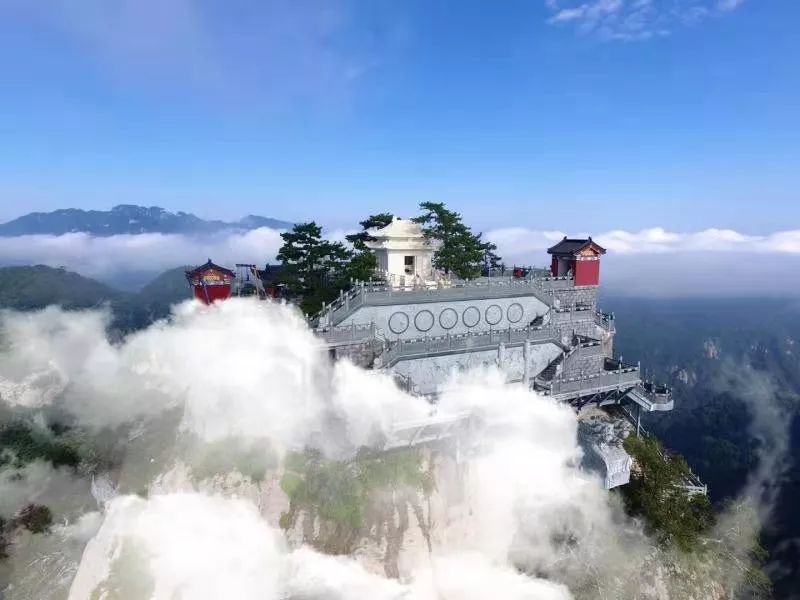 是世界文化遺產武當山的七十二峰之一它東望武當山天柱峰西靠伏兩山