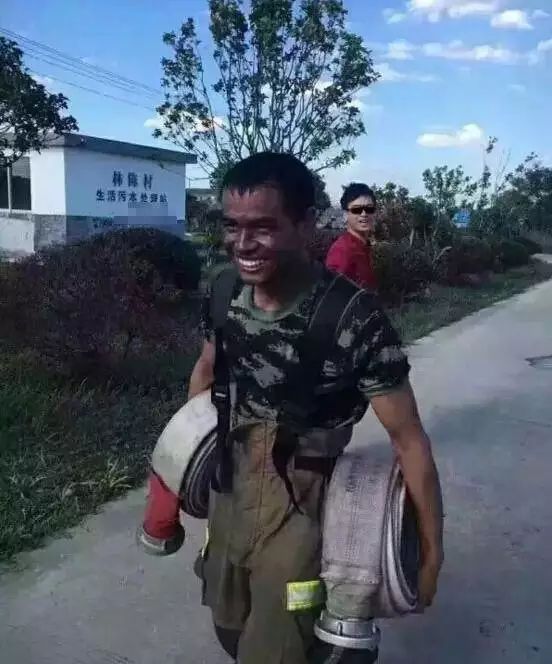 光明网：刷爆朋友圈的偷拍照：爱笑的人，都活得很漂亮