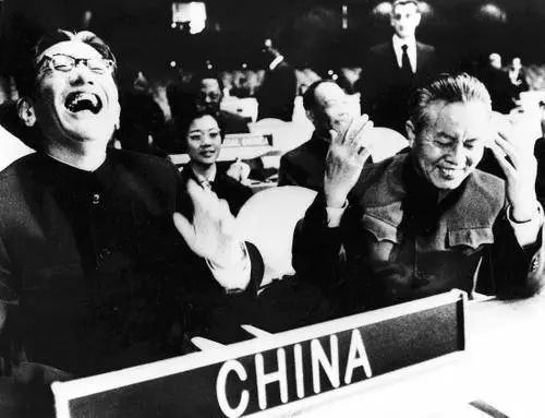 光明网：刷爆朋友圈的偷拍照：爱笑的人，都活得很漂亮
