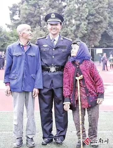 光明网：刷爆朋友圈的偷拍照：爱笑的人，都活得很漂亮