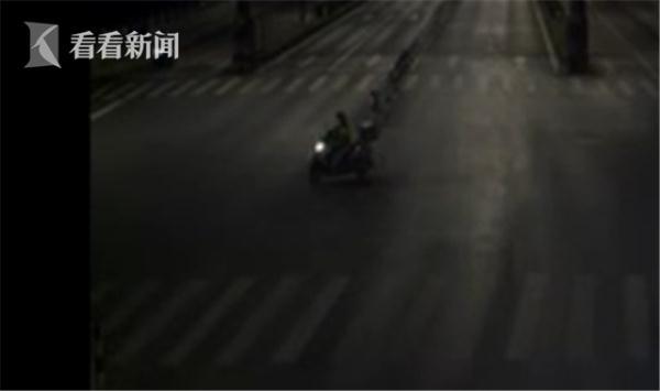 【光明网】凌晨女孩跳桥轻生 外卖小哥下水救人后默默离开