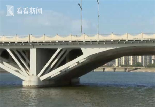 【光明网】凌晨女孩跳桥轻生 外卖小哥下水救人后默默离开