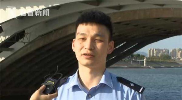 【光明网】凌晨女孩跳桥轻生 外卖小哥下水救人后默默离开