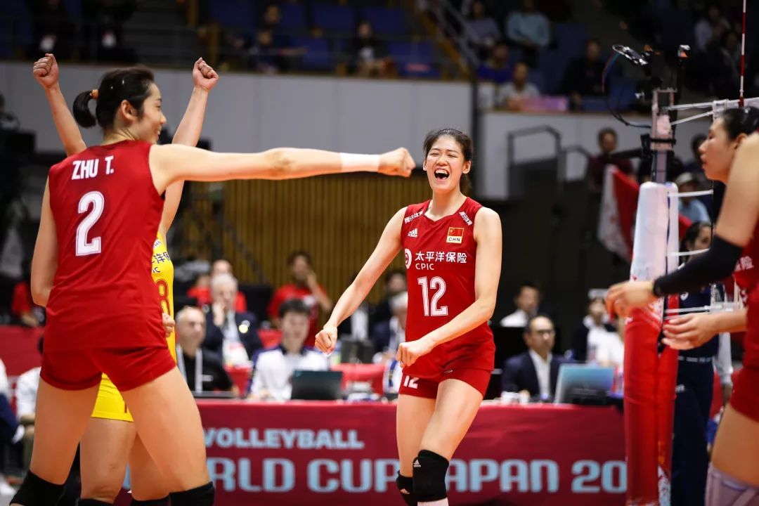 「新京报」中国女排险胜巴西 困境之下郎平两次调整逆转比赛