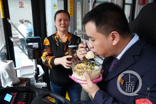 重庆公交50年的发展变化 问这一家三代就好