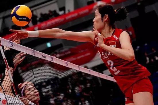 「环球网」中国女排3:2力克巴西，郎平赛中声嘶力竭：从零开始，去冲