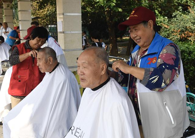 「新京报」70岁的社区义务理发师们