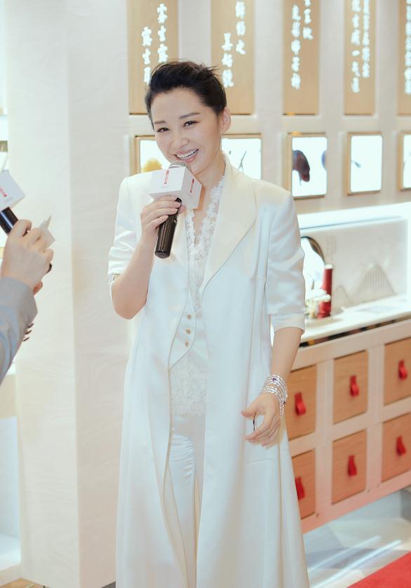 许晴身穿白色宽松裙装现身时尚清新笑容灿烂少女心爆棚