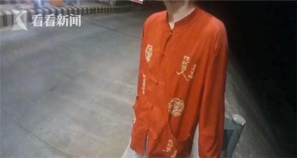 光明网@老人半夜迷失高速 民警逐户敲门一小时助其回家