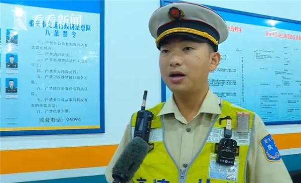 光明网@老人半夜迷失高速 民警逐户敲门一小时助其回家