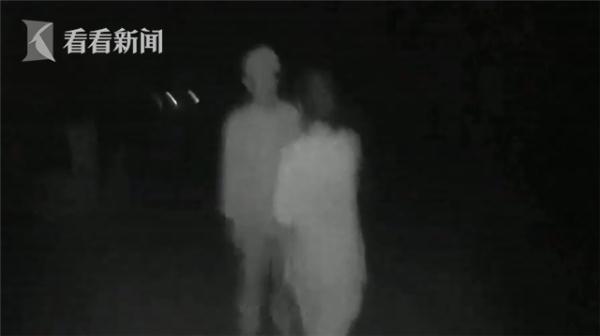 光明网@老人半夜迷失高速 民警逐户敲门一小时助其回家