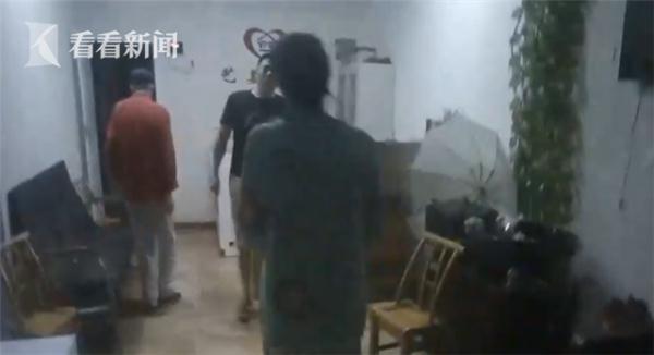 光明网@老人半夜迷失高速 民警逐户敲门一小时助其回家