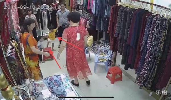 [光明网]奶奶带孙子逛衣服店，孙子差点被两名女子带走，被发现后谎称认错