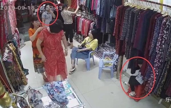 [光明网]奶奶带孙子逛衣服店，孙子差点被两名女子带走，被发现后谎称认错