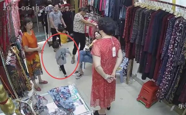 [光明网]奶奶带孙子逛衣服店，孙子差点被两名女子带走，被发现后谎称认错