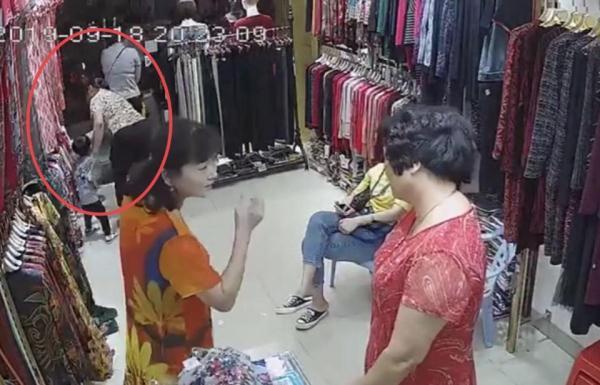 [光明网]奶奶带孙子逛衣服店，孙子差点被两名女子带走，被发现后谎称认错