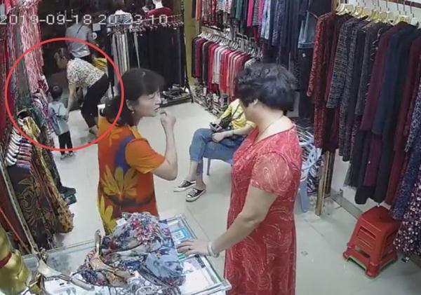 [光明网]奶奶带孙子逛衣服店，孙子差点被两名女子带走，被发现后谎称认错