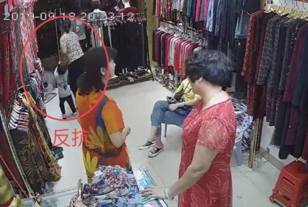 [光明网]奶奶带孙子逛衣服店，孙子差点被两名女子带走，被发现后谎称认错