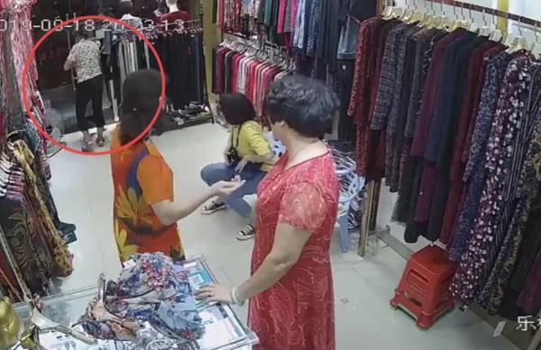 [光明网]奶奶带孙子逛衣服店，孙子差点被两名女子带走，被发现后谎称认错