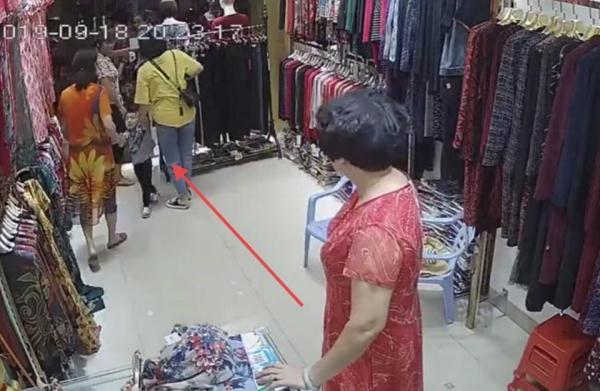 [光明网]奶奶带孙子逛衣服店，孙子差点被两名女子带走，被发现后谎称认错