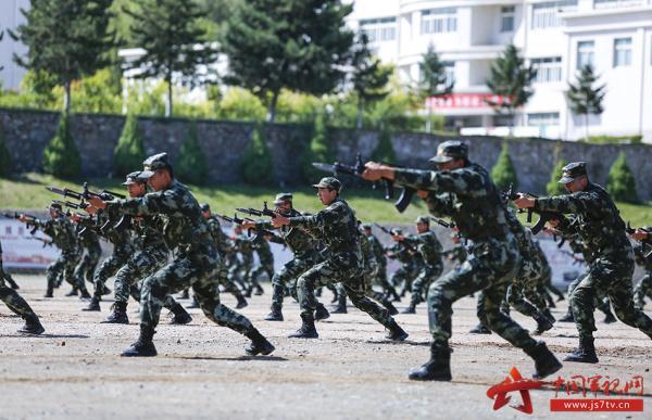 #光明网#聚焦实战练精兵 武警官兵上演“空中飞人”