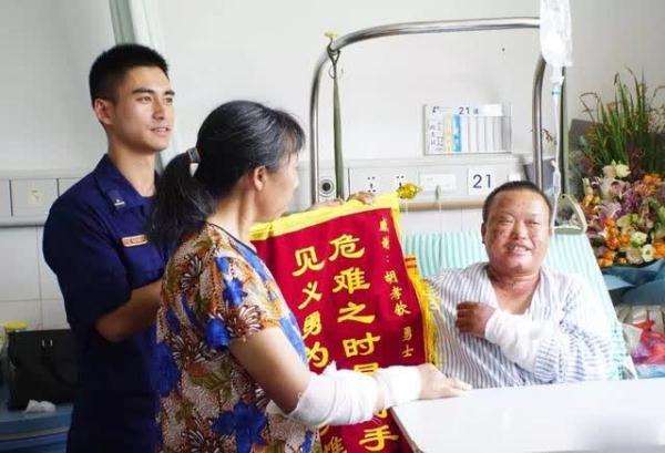 光明网■生死瞬间“中国好邻居”冲进火场