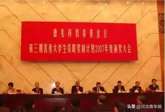 [河北青年报]他一生不穿名牌，一个盒饭打发一餐，却捐款1400多次，捐赠总额超过了12亿元