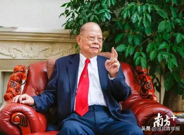 [河北青年报]他一生不穿名牌，一个盒饭打发一餐，却捐款1400多次，捐赠总额超过了12亿元