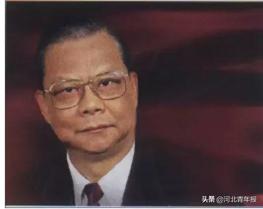 [河北青年报]他一生不穿名牌，一个盒饭打发一餐，却捐款1400多次，捐赠总额超过了12亿元