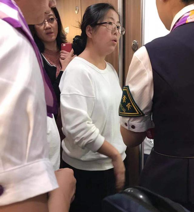 北京日报客户端■高铁上发病，一声招呼，这次“全科医生”齐上阵