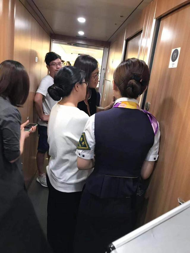 北京日报客户端■高铁上发病，一声招呼，这次“全科医生”齐上阵