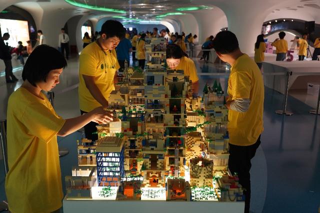 #中国日报网#聚千人“一砖一瓦”搭建“垂直城市”巨型乐高作品荣获吉尼斯世界纪录称号