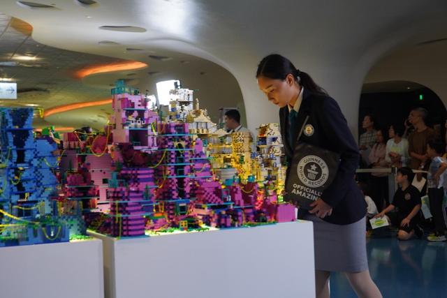 #中国日报网#聚千人“一砖一瓦”搭建“垂直城市”巨型乐高作品荣获吉尼斯世界纪录称号