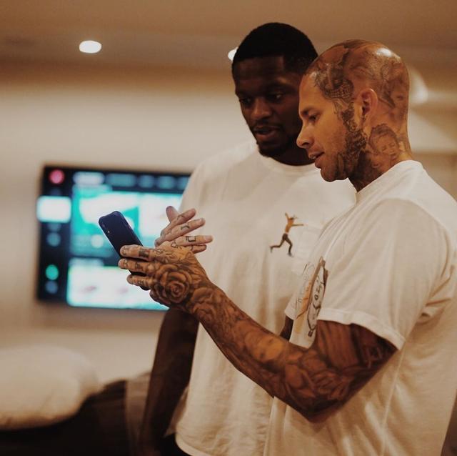 兰德尔更新社媒展示自己纹身时的照片