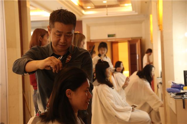 上游新闻■国家级美发大师免费理发，巴渝工匠亲手教蜀绣，快来市文化宫学艺吧