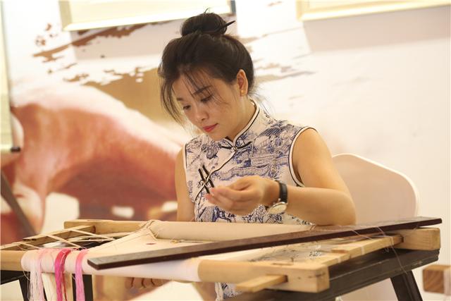 上游新闻■国家级美发大师免费理发，巴渝工匠亲手教蜀绣，快来市文化宫学艺吧