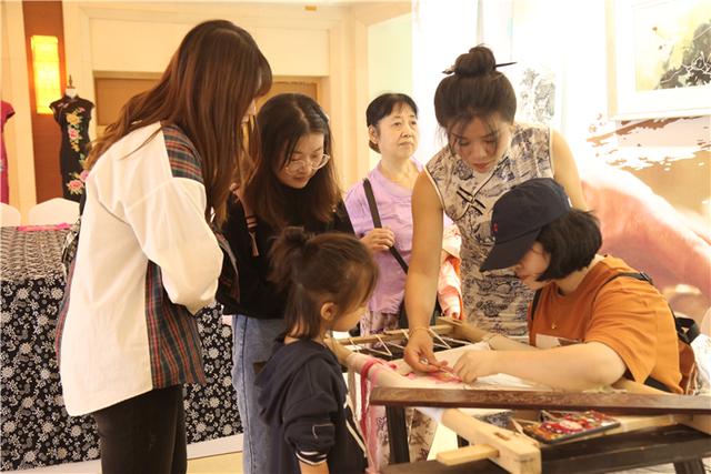 上游新闻■国家级美发大师免费理发，巴渝工匠亲手教蜀绣，快来市文化宫学艺吧